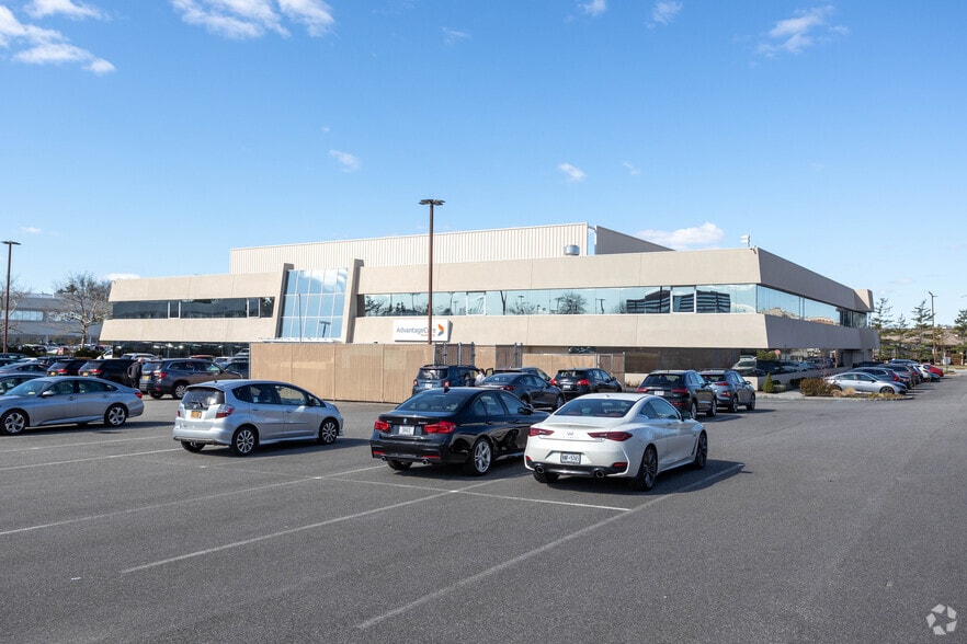 70 Charles Lindbergh Blvd, Uniondale, NY à louer - Photo du bâtiment - Image 3 de 7