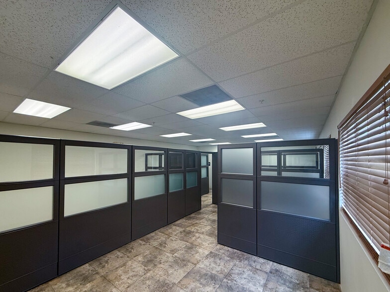 10900 NW 21st St, Miami, FL for lease - Interior Photo - Image 2 of 4