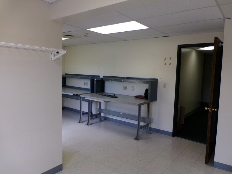 401 Gilford Ave, Gilford, NH for lease - Building Photo - Image 3 of 62