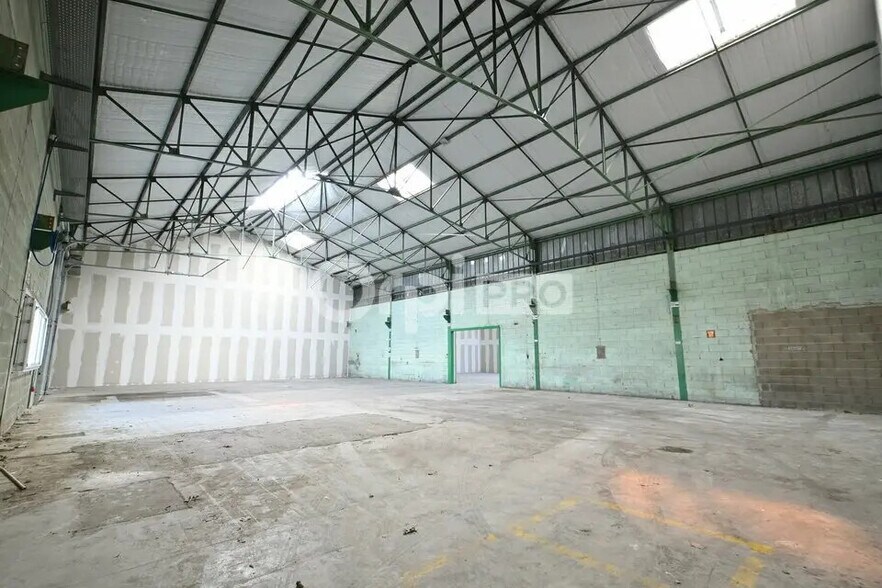 Flex in Reyrieux for lease - Interior Photo - Image 3 of 8