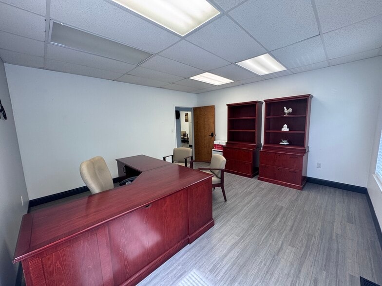 10 Accountants Cir, Seneca, SC for lease - Interior Photo - Image 2 of 3