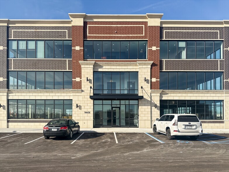 9601 N Centennial Dr, Munster, IN à louer - Photo du bâtiment - Image 2 de 16
