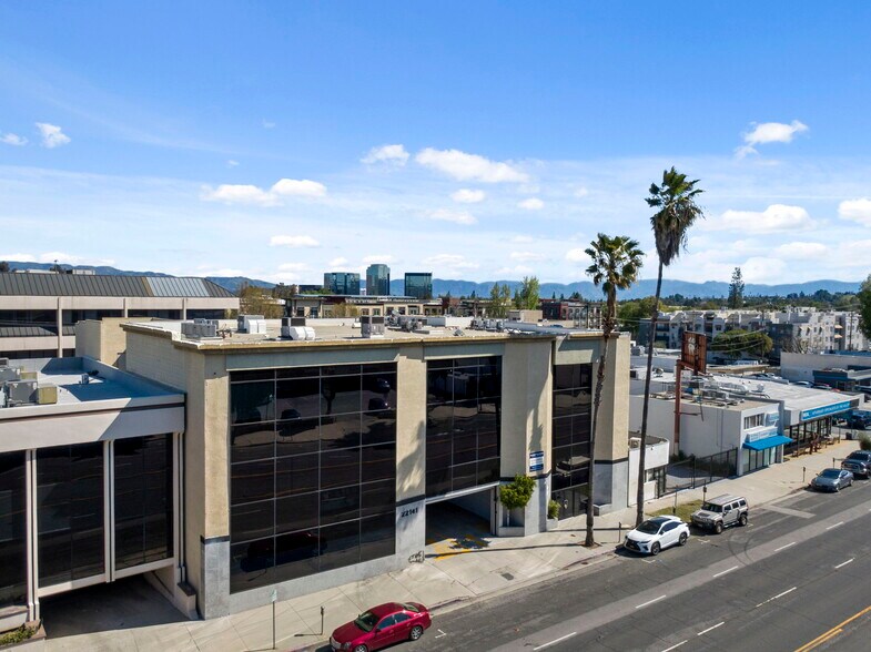 22141 Ventura Blvd, Woodland Hills, CA à louer - Photo du bâtiment - Image 2 de 6