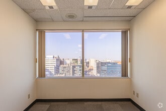 10665 Jasper Ave, Edmonton, AB à louer Photo intérieure- Image 2 de 5