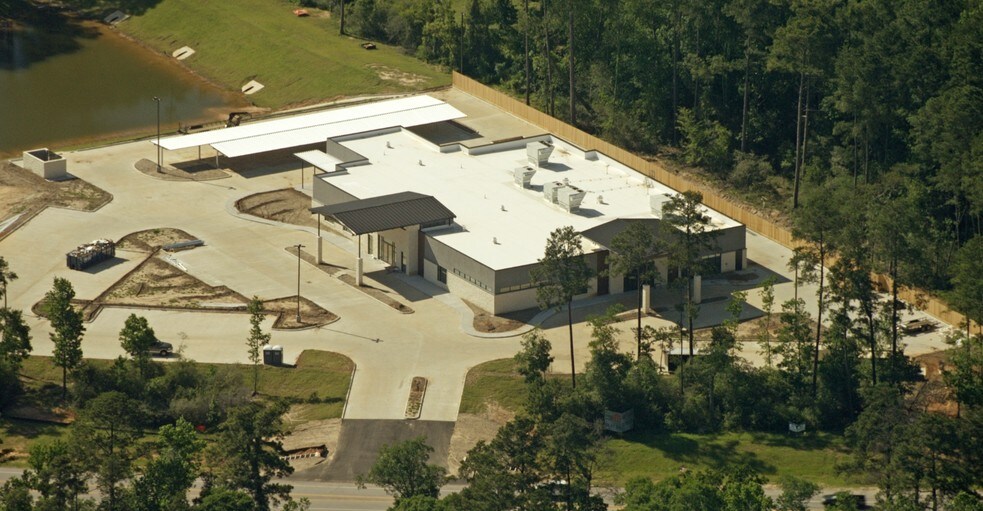 1246 N FM 3083 W, Conroe, TX à louer - Photo du bâtiment - Image 2 de 23