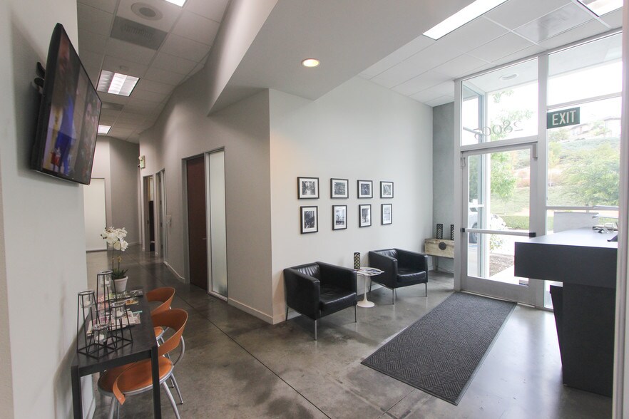 28005 Smyth Dr, Santa Clarita, CA à louer - Hall d’entrée - Image 3 de 10