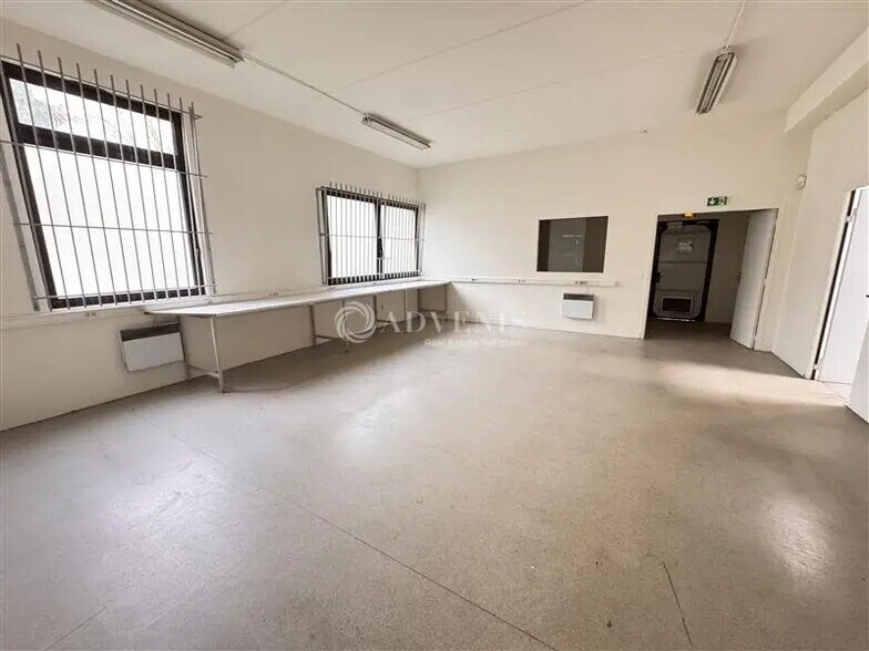 Flex in Champs-sur-Marne for lease - Interior Photo - Image 3 of 6