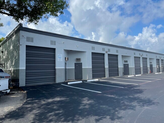 Plus de détails pour 4141 N Dixie Hwy, Deerfield Beach, FL - Industriel à louer