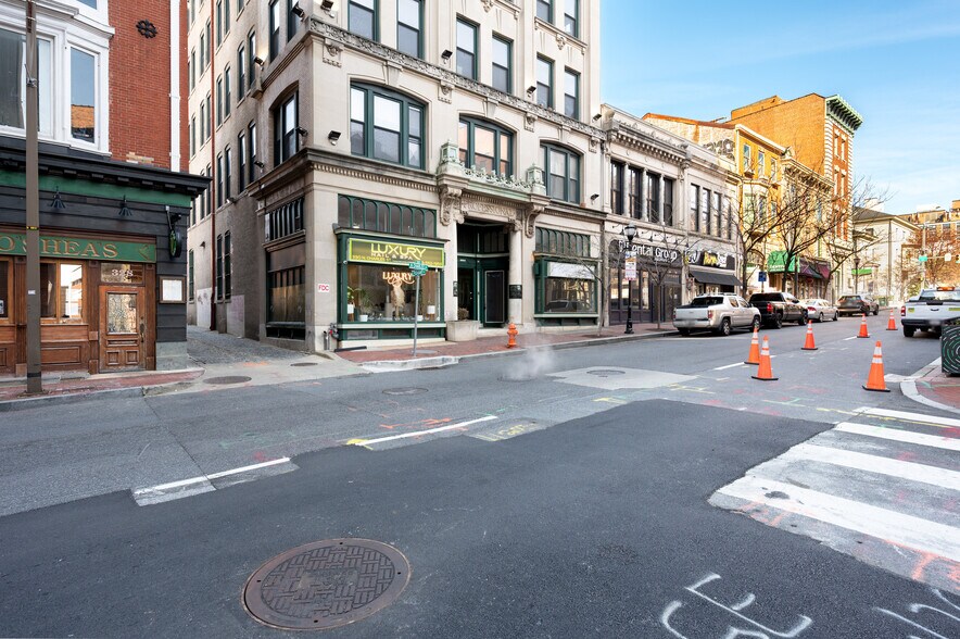 330 N Charles St, Baltimore, MD à louer - Photo du bâtiment - Image 2 de 8