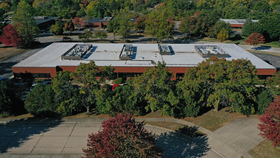 2004 Fox Dr, Champaign, IL à vendre - Photo du bâtiment - Image 3 de 46