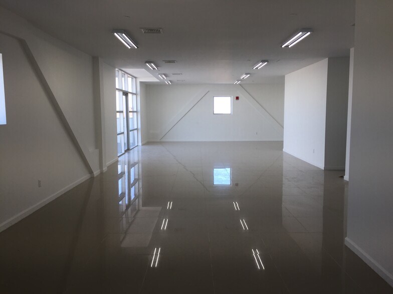 136-33 37th Ave, Flushing, NY à louer - Photo du bâtiment - Image 3 de 4