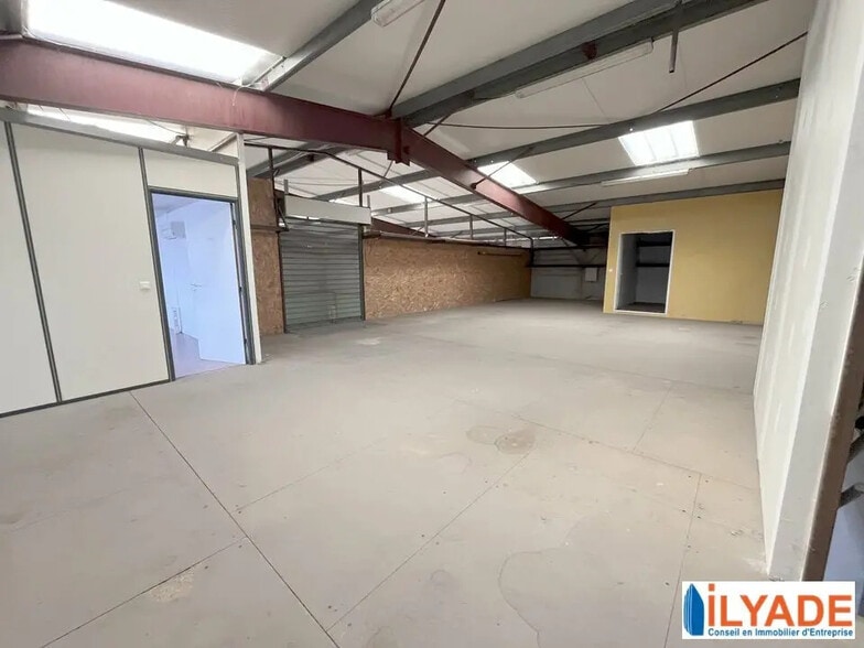 Flex in Aubagne for lease - Interior Photo - Image 3 of 6