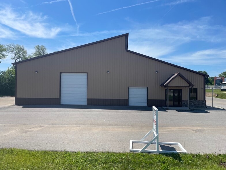 1080 International Blvd, Clarksville, TN à louer - Photo du bâtiment - Image 3 de 16