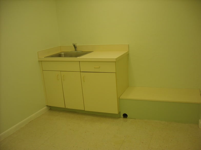 3900 Broadway, Fort Myers, FL for sale - Interior Photo - Image 3 of 9