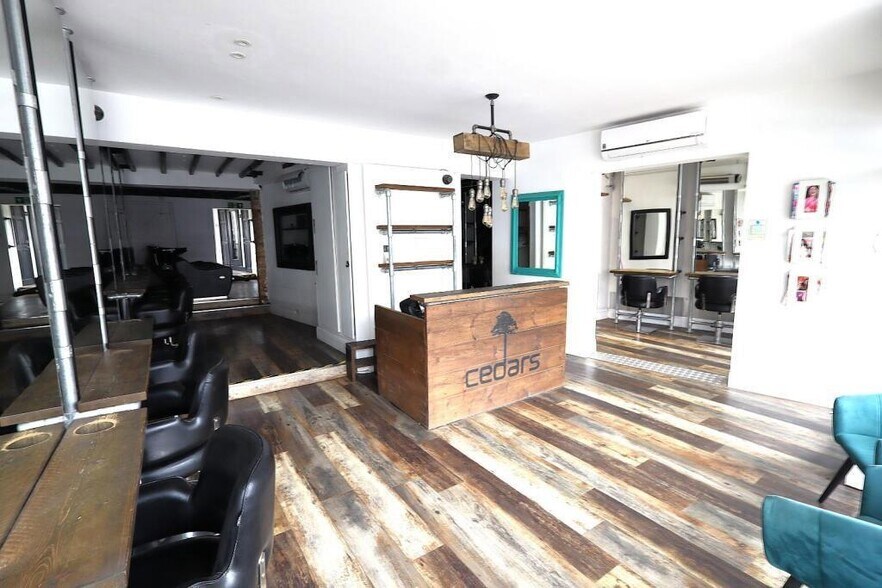 25 High St, Bushey à vendre - Photo du bâtiment - Image 3 de 13