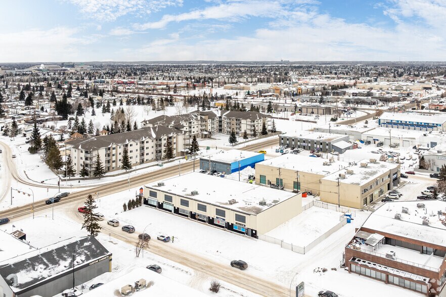 10008-10022 167 St NW, Edmonton, AB à vendre - Photo du bâtiment - Image 3 de 19