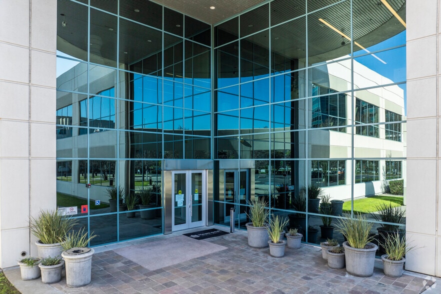 230 E Grand Ave, South San Francisco, CA à louer - Photo du bâtiment - Image 2 de 10