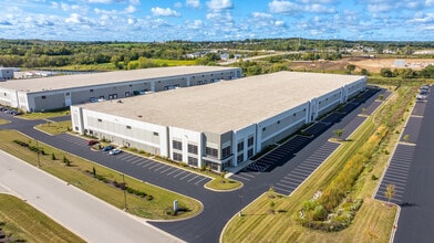 W210 N12855 Gateway Crossing, Richfield, WI à louer Aérien- Image 2 de 5