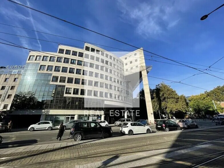 Office in Grenoble for sale - Building Photo - Image 2 of 18