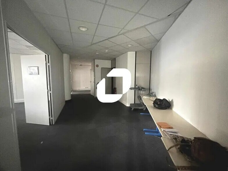 Office in Argenteuil for lease - Interior Photo - Image 2 of 6