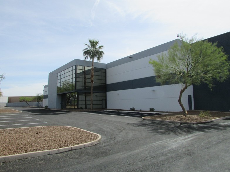 323 S Bracken Ln, Chandler, AZ for lease - Primary Photo - Image 2 of 9