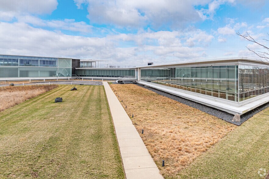 2600 Forbs Ave, Hoffman Estates, IL à louer - Photo du bâtiment - Image 1 de 6