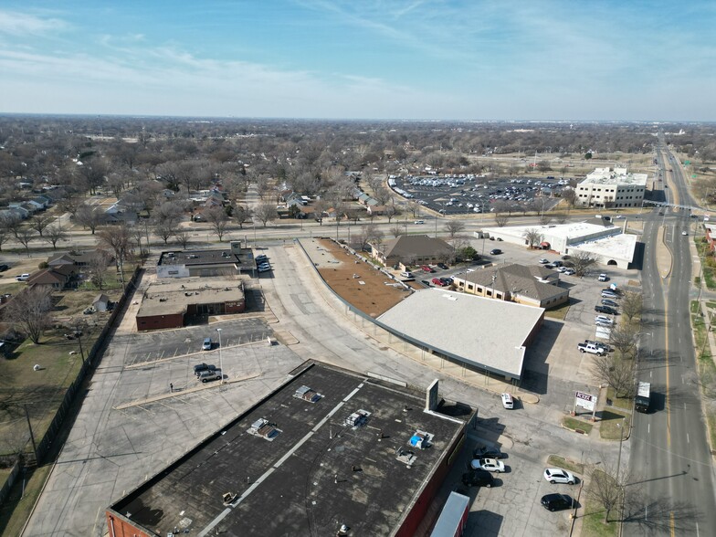 2747 Boulevard Plz, Wichita, KS for lease - Building Photo - Image 2 of 4