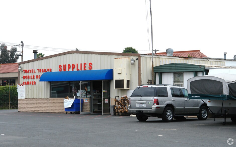 945 W Mission Ave, Escondido, CA à louer - Photo du bâtiment - Image 2 de 2