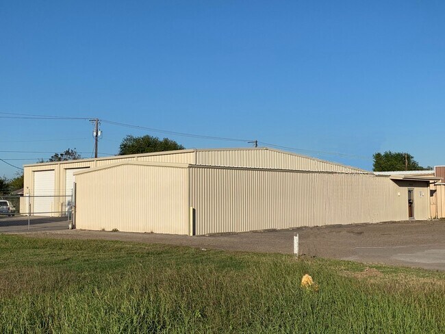 Plus de détails pour 5562 Leopard St, Corpus Christi, TX - Industriel à louer