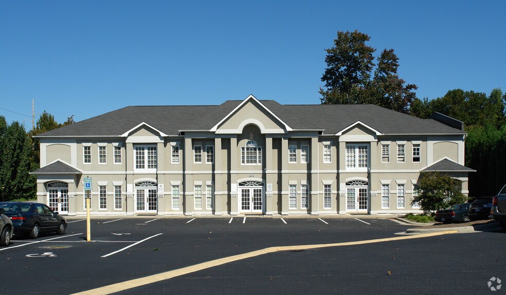 707 Westchester Dr, High Point, NC à louer - Photo du bâtiment - Image 2 de 6