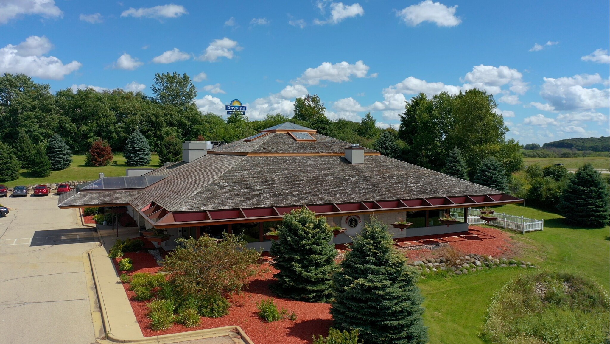 710 Glover Ln, Johnson Creek, WI à vendre Photo du bâtiment- Image 1 de 12