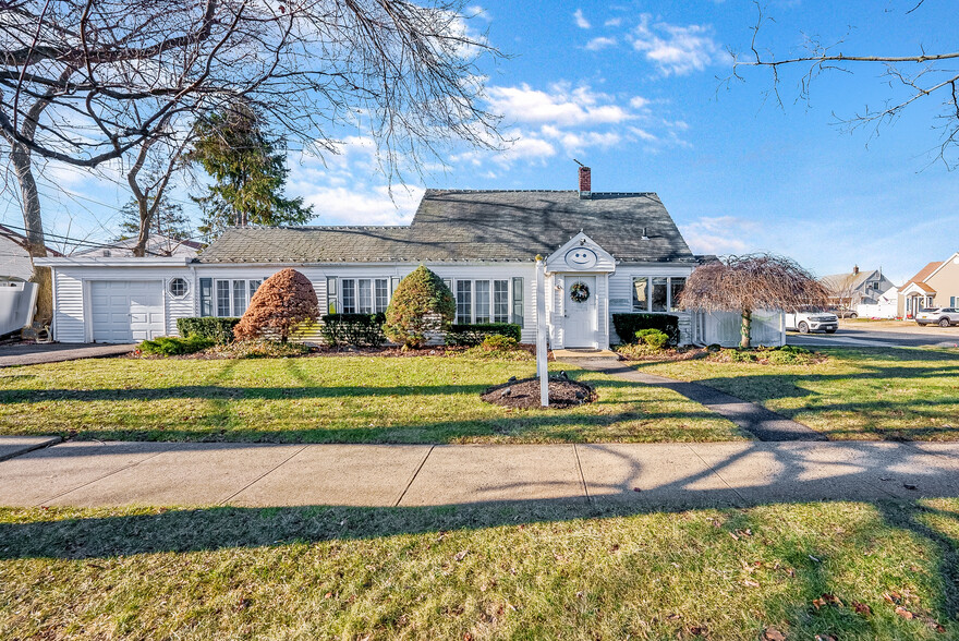 542 Gardiners Ave, Levittown, NY à vendre - Photo principale - Image 1 de 1