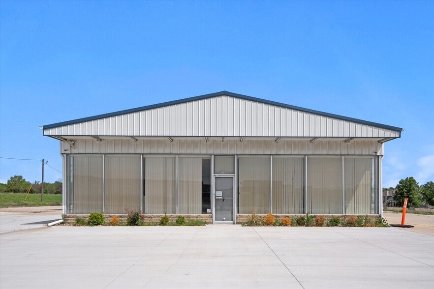 325 E State Ave, Tonganoxie, KS for lease - Building Photo - Image 1 of 40