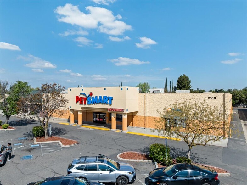 2100 McHenry Ave, Modesto, CA à vendre - Photo du bâtiment - Image 3 de 14