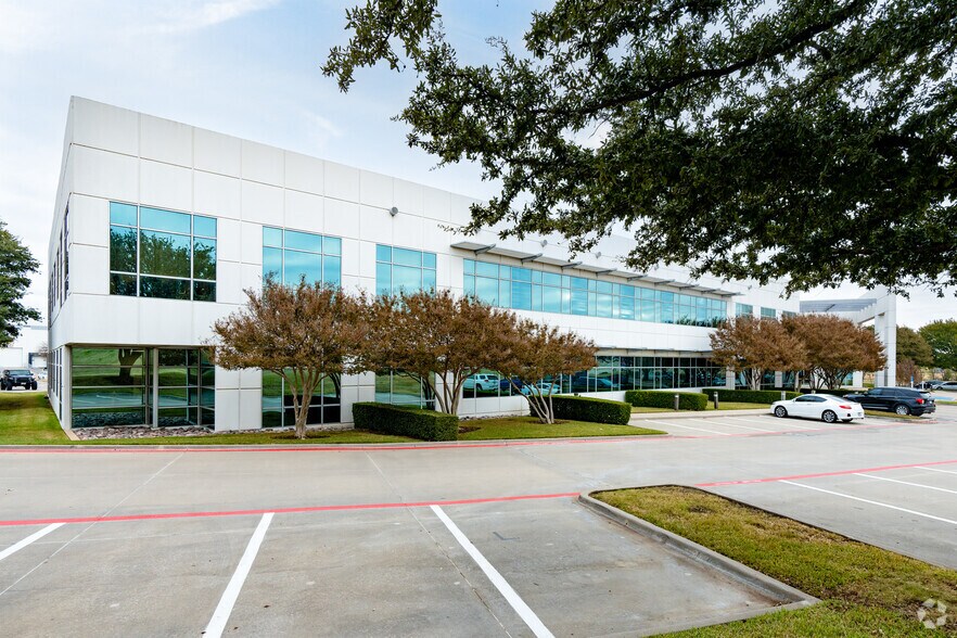 2301 Eagle Pky, Fort Worth, TX à louer - Photo du bâtiment - Image 2 de 20