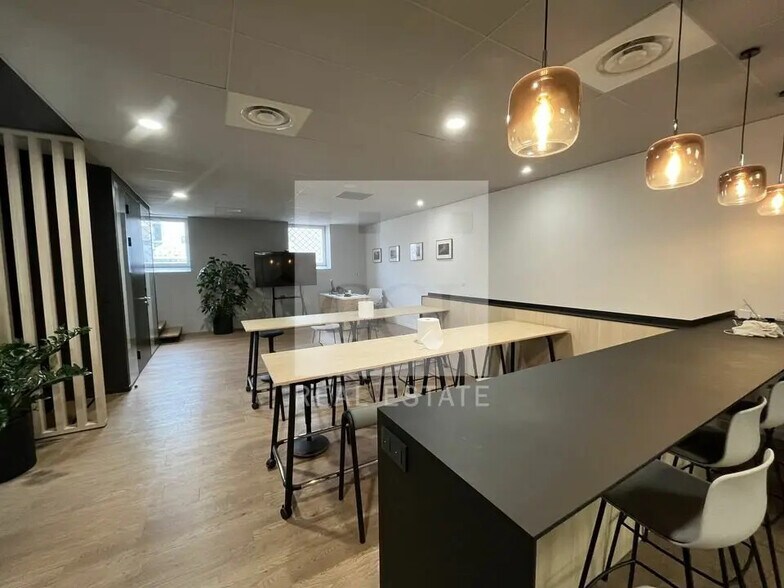 Office in Lyon for lease - Building Photo - Image 3 of 12