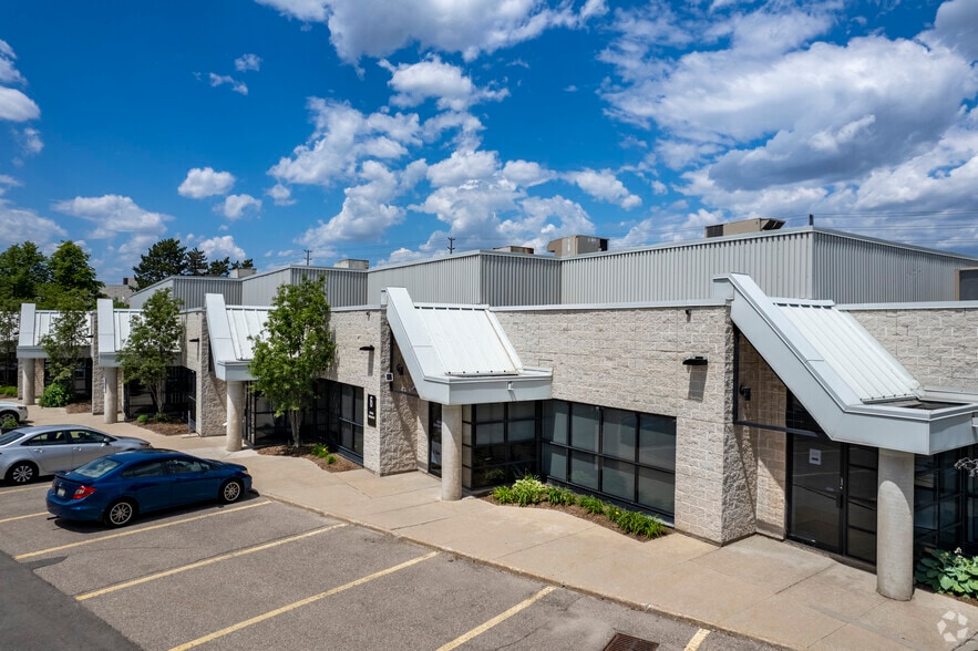 6685 Millcreek Dr, Mississauga, ON à louer - Photo du bâtiment - Image 3 de 4