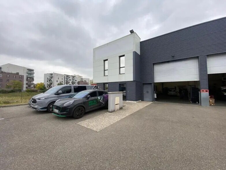 Local d'activités dans Saint-Fons à vendre - Photo du bâtiment - Image 1 de 6