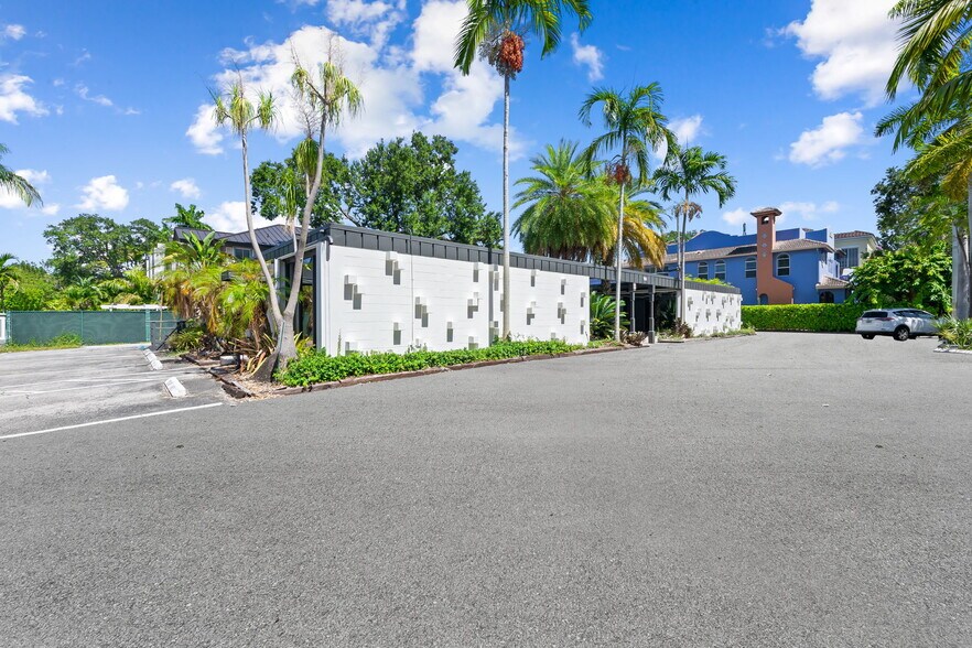 100 SE 15th Ave, Fort Lauderdale, FL à louer - Photo du bâtiment - Image 3 de 44