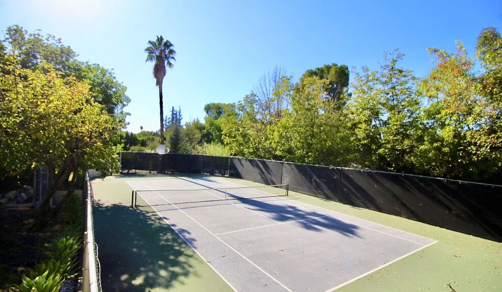 19567 Oxnard St, Tarzana, CA à louer - Photo du bâtiment - Image 3 de 6