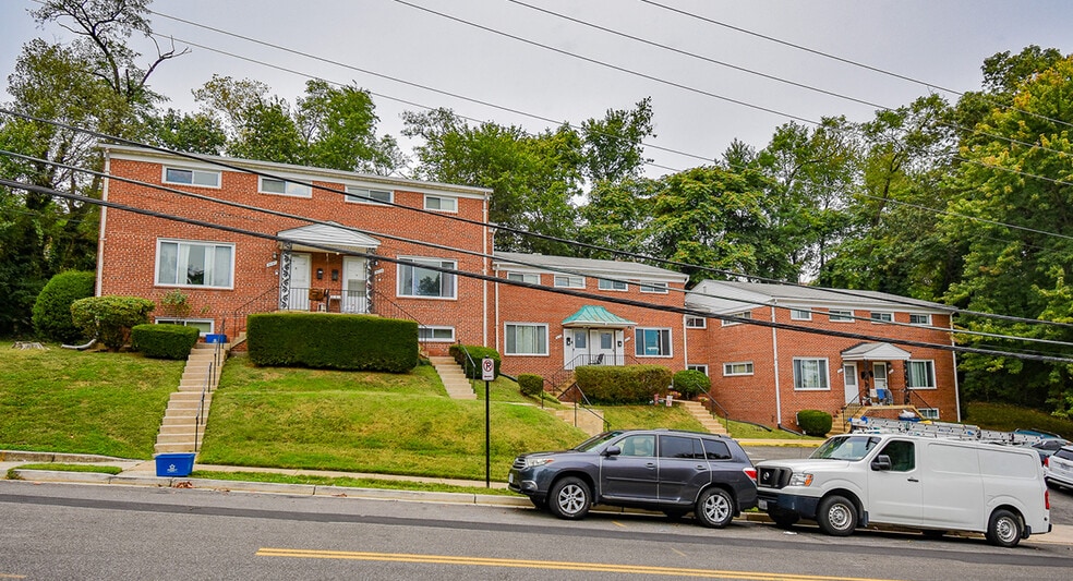 Holiday Hills Townhomes portfolio of 3 properties for sale on LoopNet.ca - Building Photo - Image 3 of 13