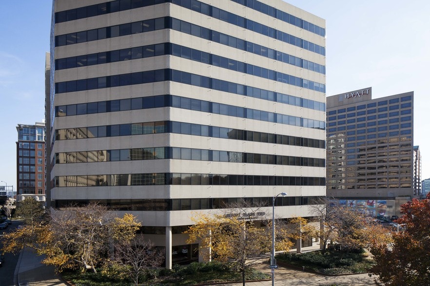 2611 S Clark St, Arlington, VA à louer - Photo du bâtiment - Image 3 de 18