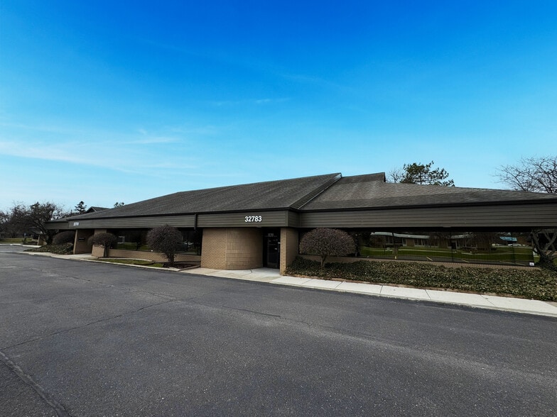 32781-32783 Middlebelt Rd, Farmington Hills, MI for sale - Building Photo - Image 2 of 6