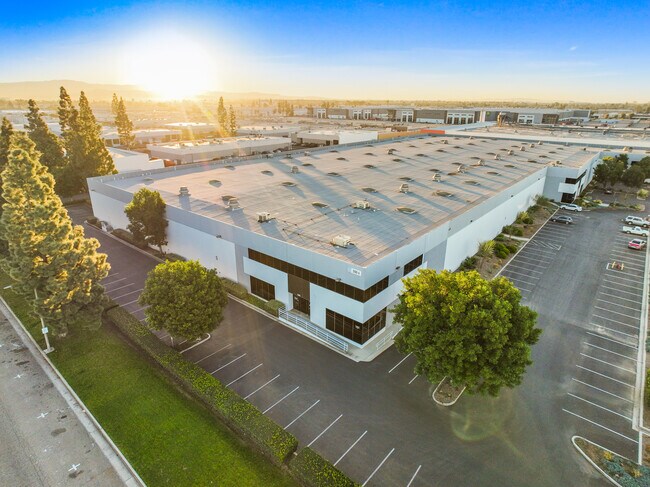 Plus de détails pour 2100 E Valencia Dr, Fullerton, CA - Industriel à louer