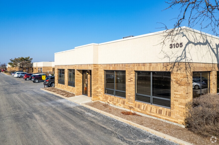 3105 N Wilke Rd, Arlington Heights, IL à louer - Photo principale - Image 2 de 8