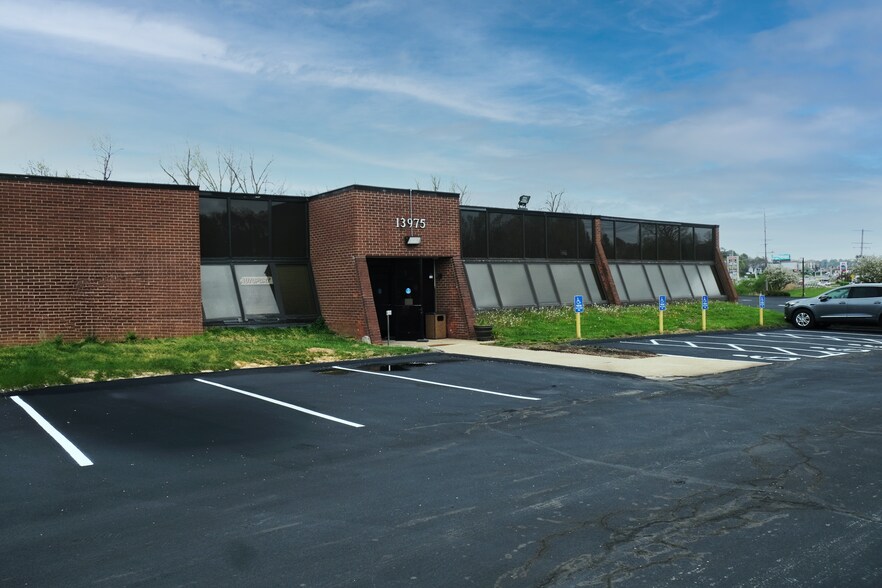 13975 Manchester Rd, Manchester, MO à louer - Photo du bâtiment - Image 2 de 23