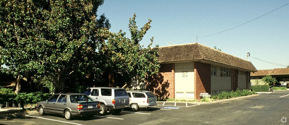 2021 Ygnacio Valley Rd, Walnut Creek, CA à vendre - Photo du bâtiment - Image 3 de 11