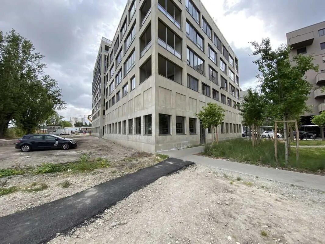 Retail in Bordeaux for lease Building Photo- Image 1 of 13