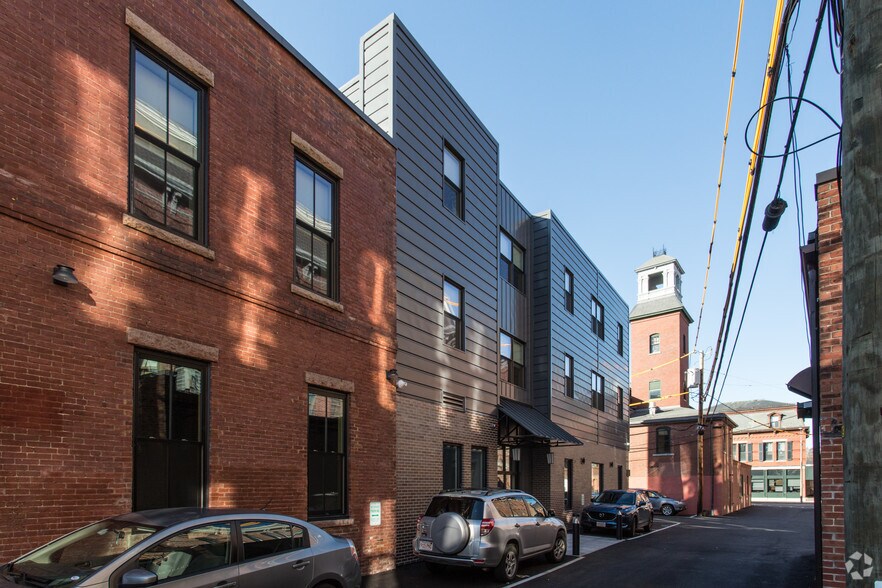 13 W Central St, Natick, MA à louer - Photo du bâtiment - Image 2 de 4