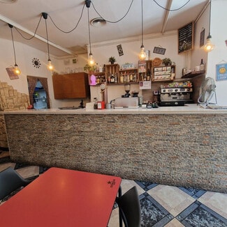 Plus de détails pour Multi-résidentiel à vendre